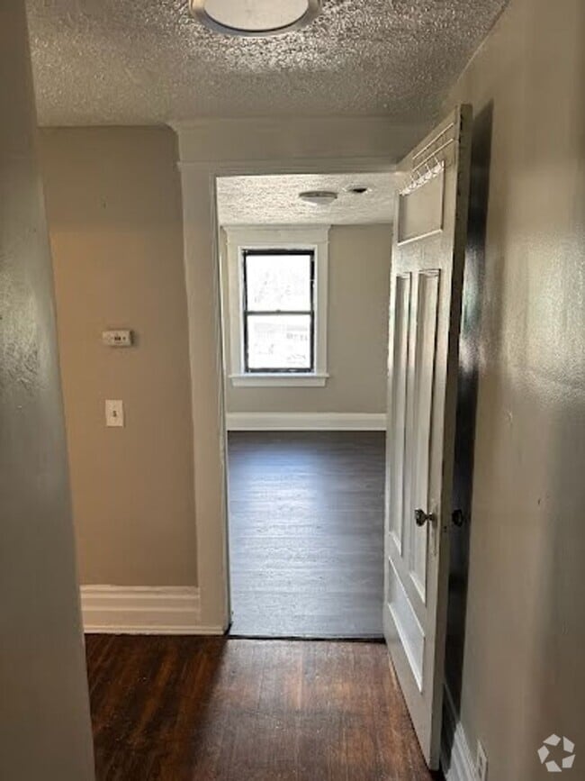 Building Photo - Ready to move in 2 bedroom apartment