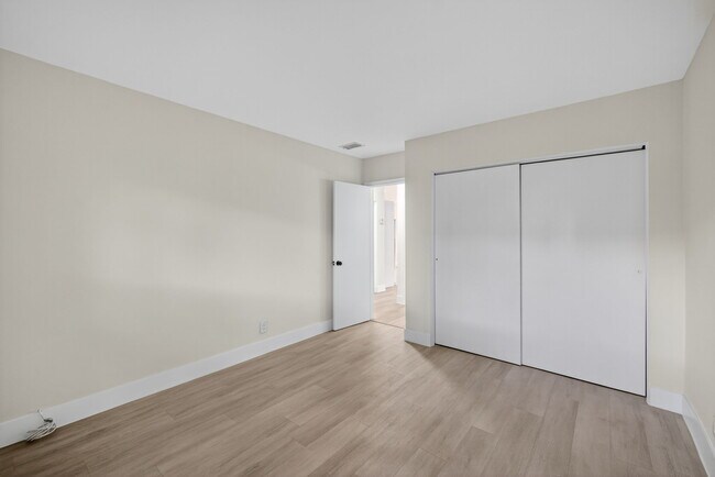 Building Photo - Wilton Manors