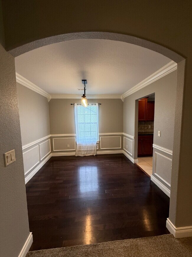 Building Photo - Great Outdoor Living Space / 4BR with 3 Ca...