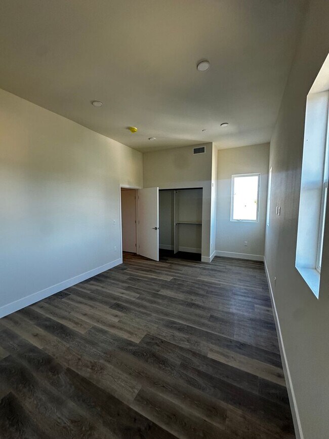 Building Photo - 1015 W 21st St