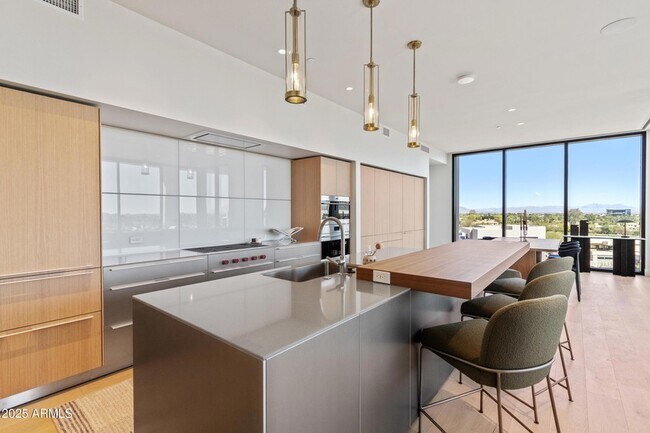 Building Photo - 5000 N Camelback Rdg Dr