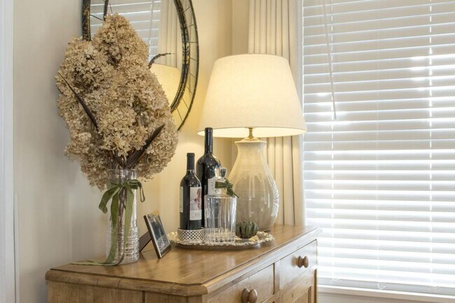 Building Photo - 801 Durant Pl NE