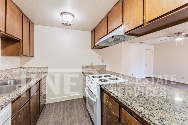 Building Photo - 5535 E Knoll Dr