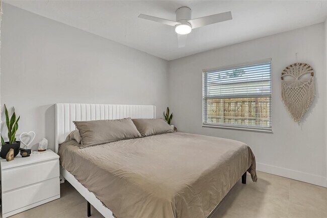 Building Photo - 414 W Mango St