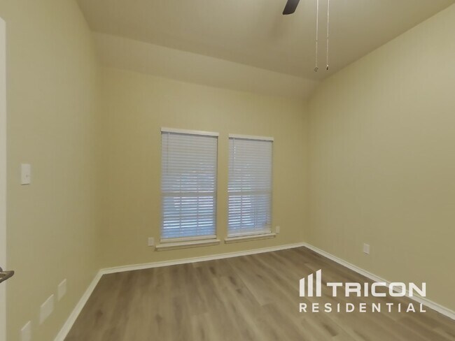 Building Photo - 1505 Parkside Dr