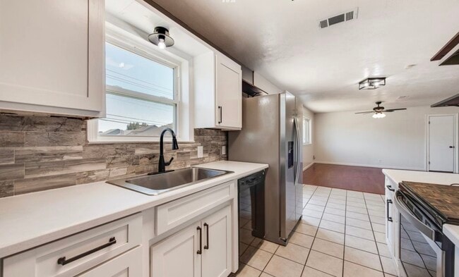 Building Photo - 411 Yorkshire Dr