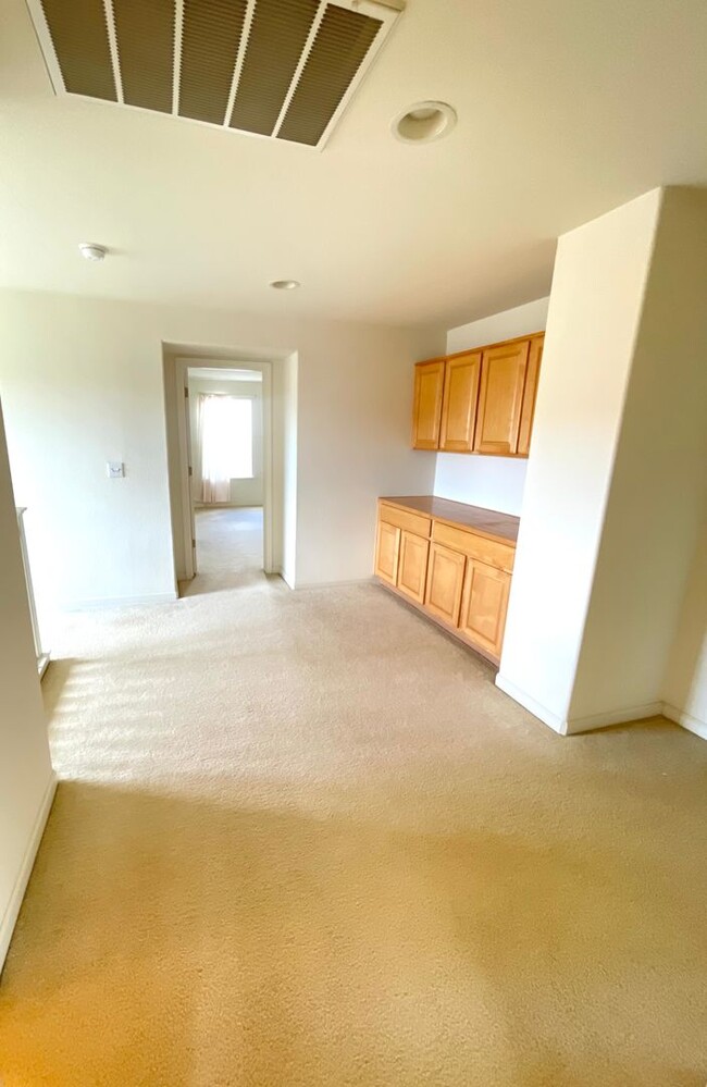 Building Photo - Beautiful 4 Bedroom 2.5 Bath Single Family...