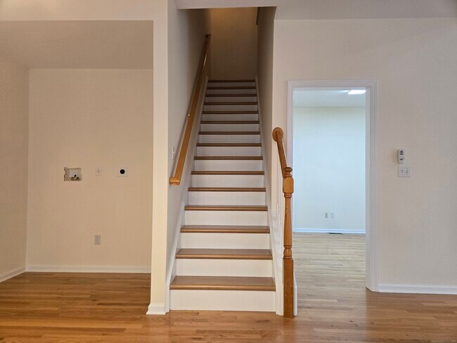 Building Photo - 511 Elm St