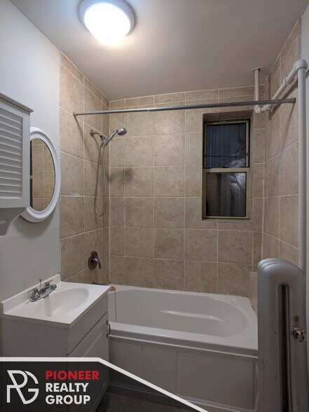 Building Photo - 546 W Surf St