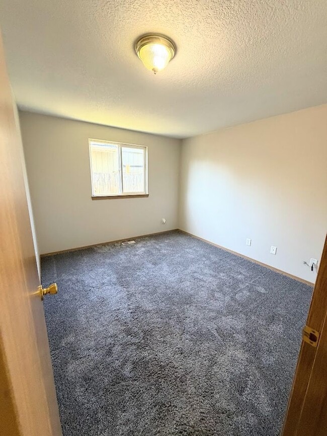 Building Photo - Spacious Keizer Home with Large Fenced Backyard