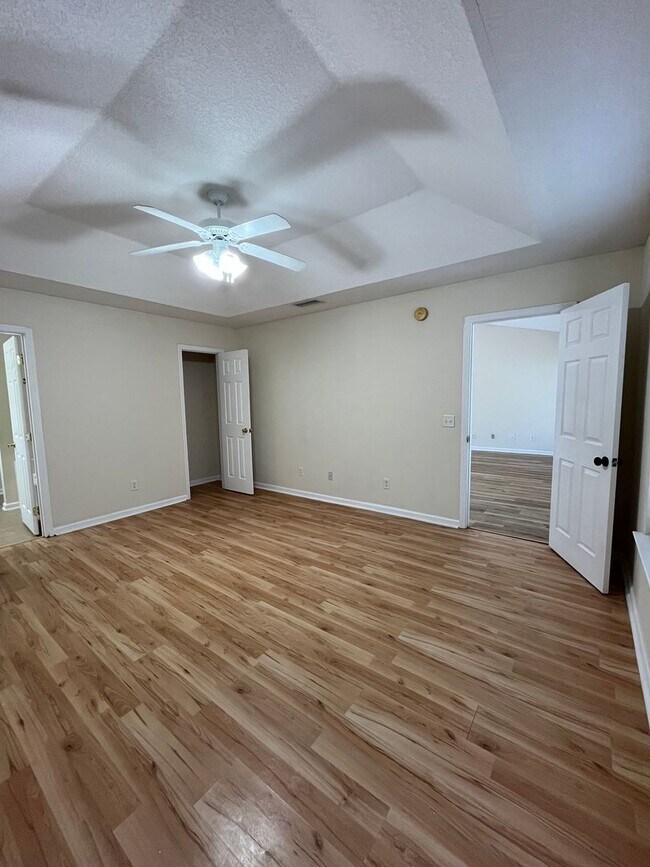 Building Photo - 209 Royal Palms Ave
