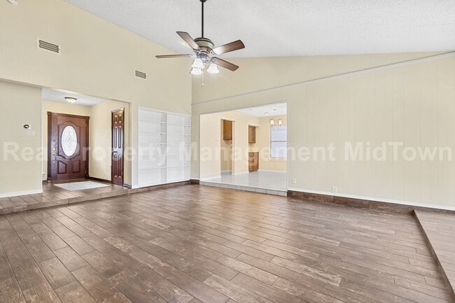 Building Photo - Charming 3-Bedroom Home Just Minutes from ...
