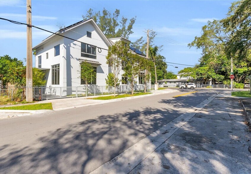 Building Photo - 3204 Plaza St