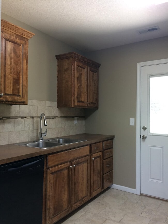 Building Photo - 711 E Culton St