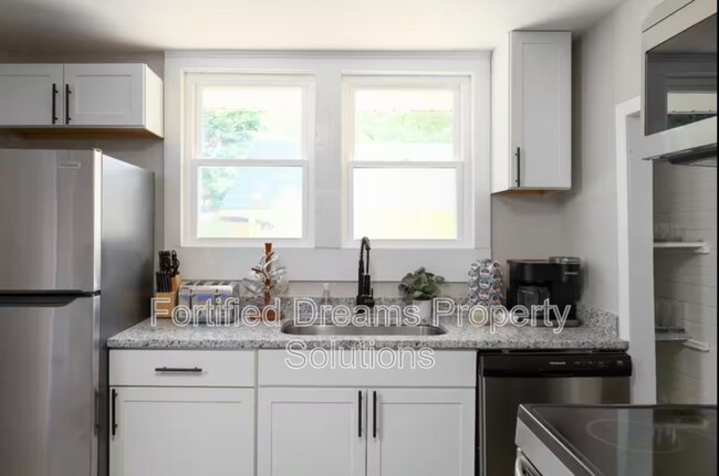 Building Photo - 913 Hutton St