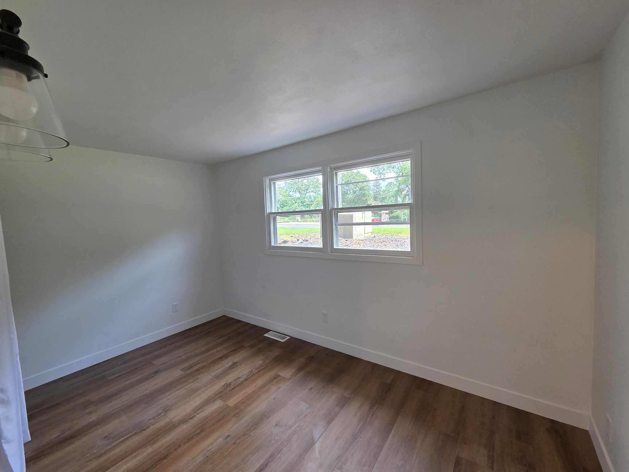 Building Photo - 1231 E Maywood Ave