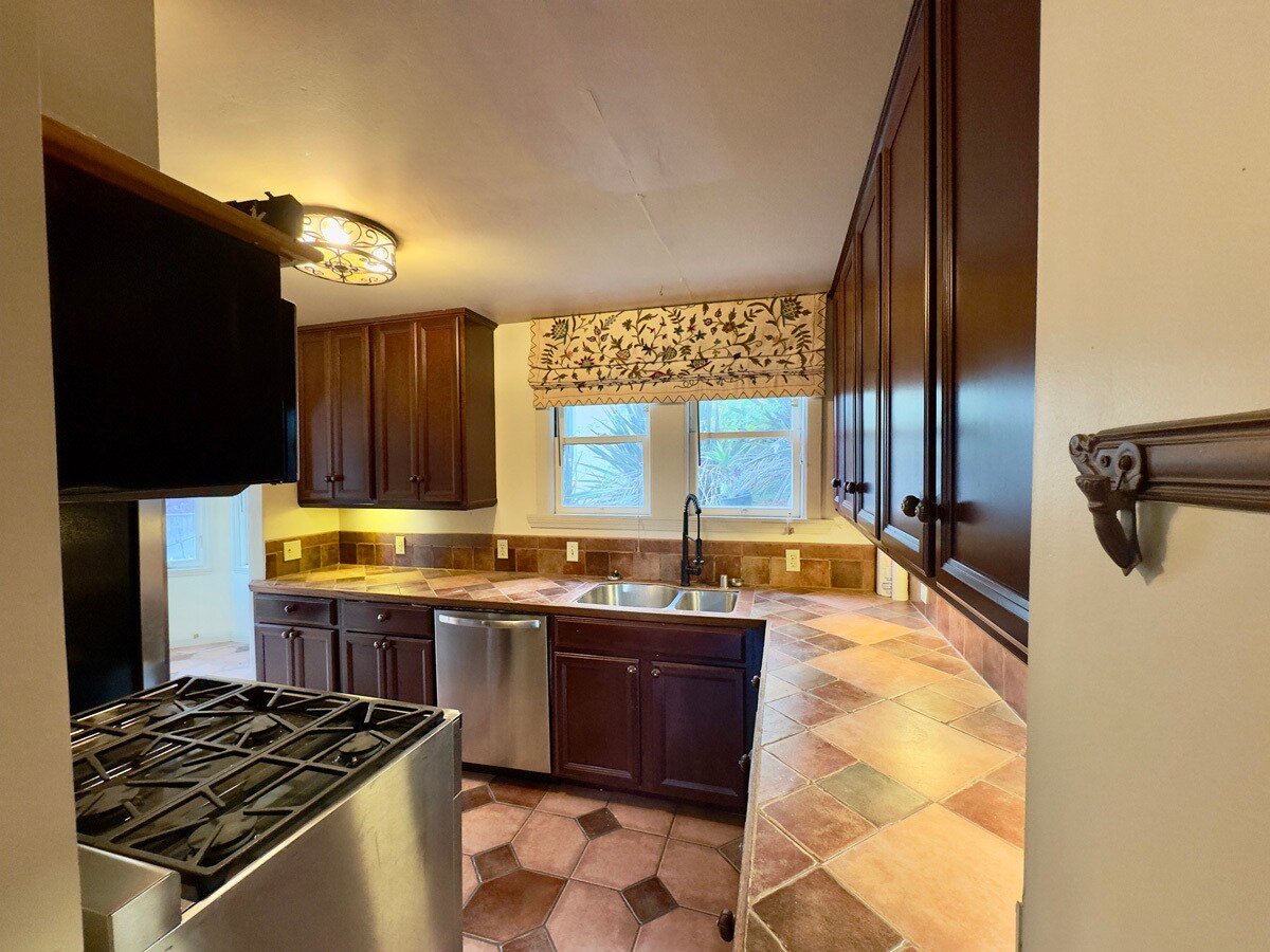 Building Photo - 645 Jean St