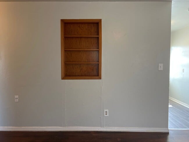 Building Photo - Charming 2 Bedroom