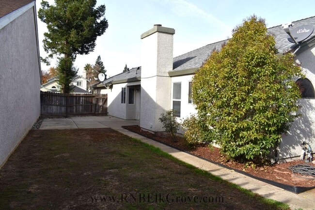 Building Photo - 9435 Soaring Oaks Dr