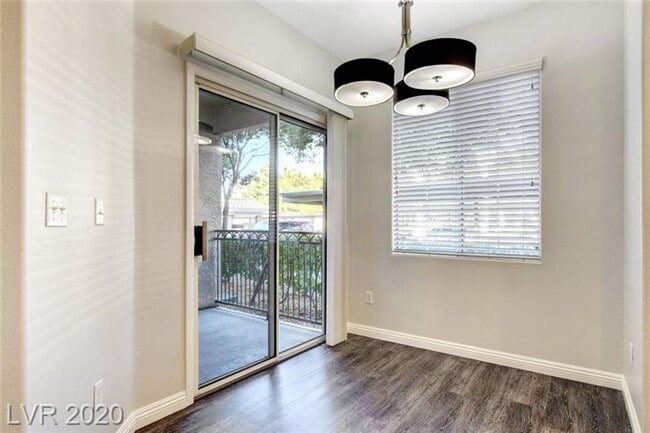 Building Photo - Gorgeous 2bedoom condo ready for immediate move-in!