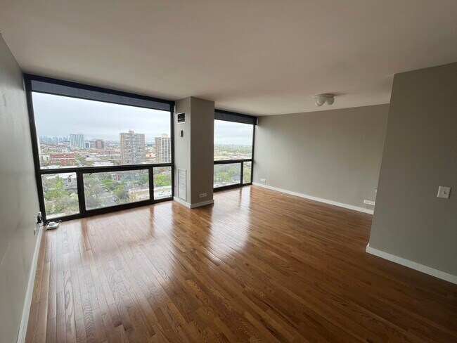 Building Photo - 4343 N CLARENDON Ave