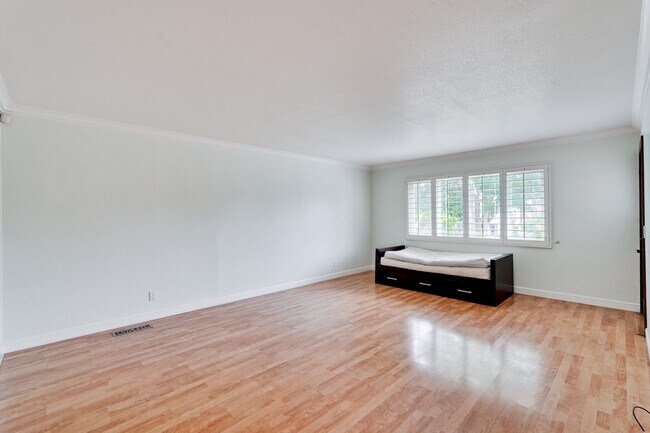 Building Photo - Spacious Home off of Hillsdale with Amazing Kitchen & Backyard! Ready to Rent.