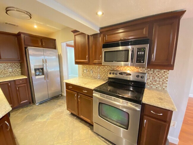 Building Photo - 3/2 single family home minutes from Lake E...