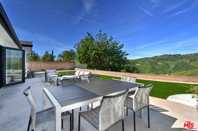 Building Photo - 26065 Farmfield Rd