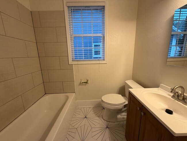 Building Photo - Beautiful Brick Home Minutes from Midtown, Crosstown, Rhodes College!!