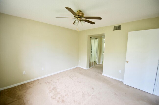 Building Photo - 1100 Crestwood Ct S