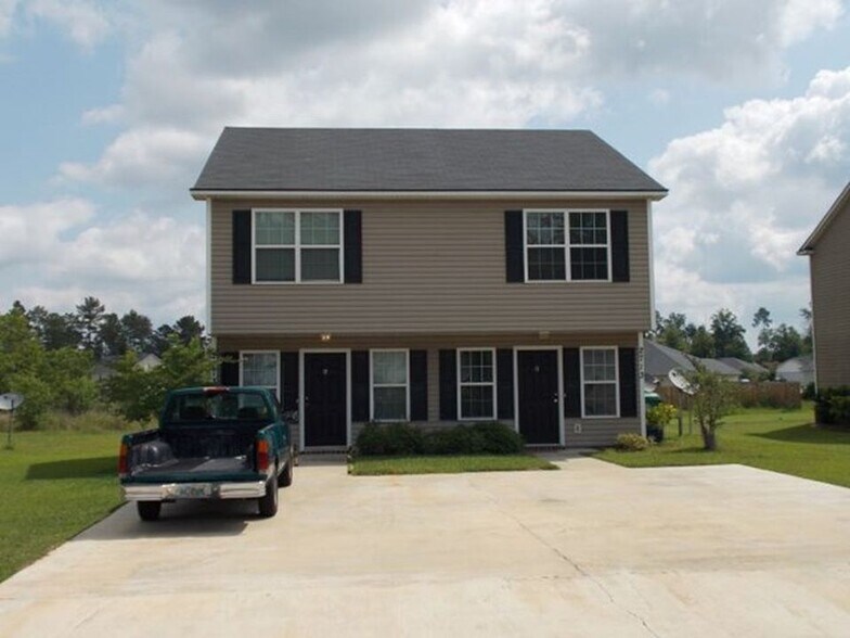 Front of Pineview A and B - 2717 Pineview Dr