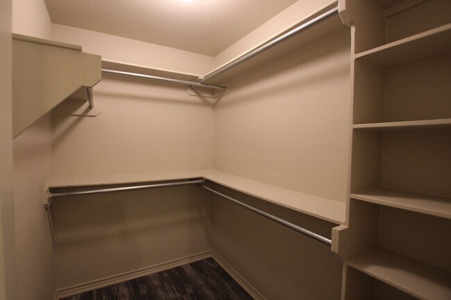Building Photo - Beautiful 3 Bedroom 2 Bathroom Townhouse i...