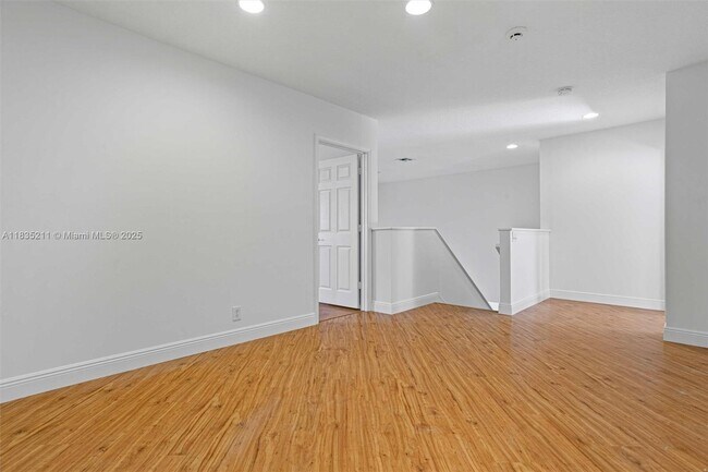 Building Photo - 926 Marina Dr