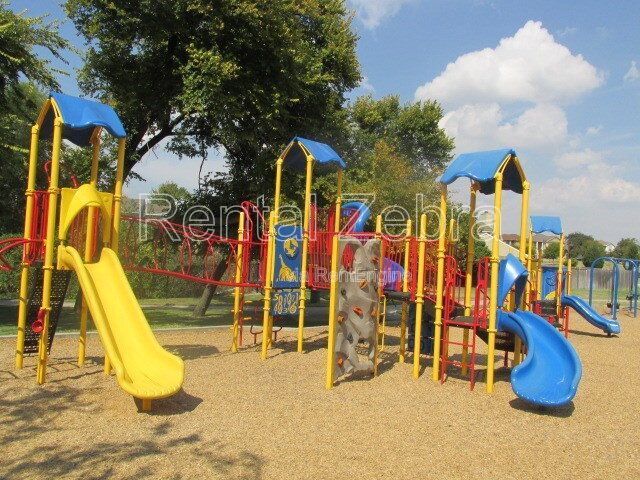 Building Photo - 902 Astaire Ave