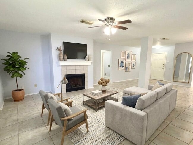 Building Photo - 15518 Evergreen Grove Dr