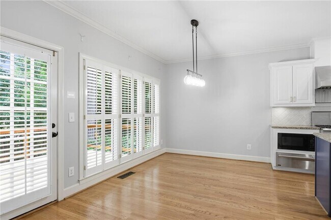 Building Photo - 4563 Fountain Dr NE