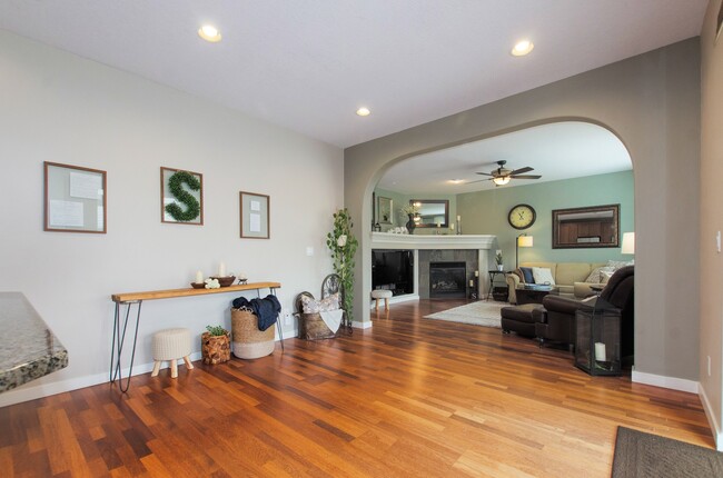 Building Photo - Large 3 bdrm / 2.5 bath with open floor pl...