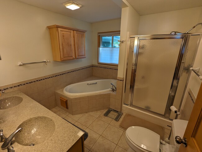 Mater Tub/Shower - 67940 County Road 76