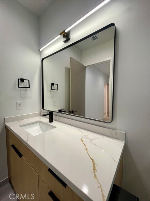 Building Photo - 613 W 41st Pl