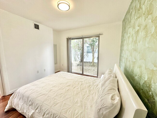 Building Photo - Tastefully furnished 1bed/1bath in the hea...