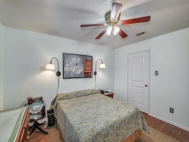 Building Photo - 2528 Village Cir Dr