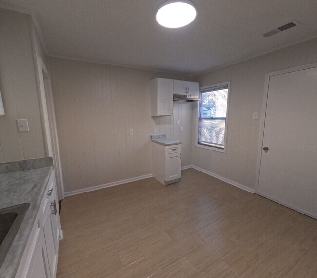 Building Photo - Cozy 2bed 1 bath