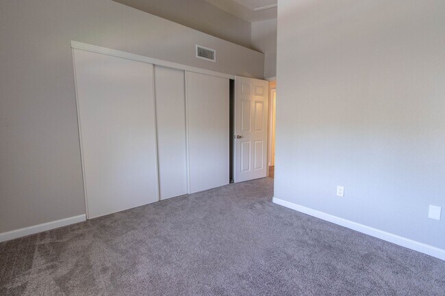 Building Photo - SPECTACULAR 2BED/2BATH CONDO IN HENDERSON!