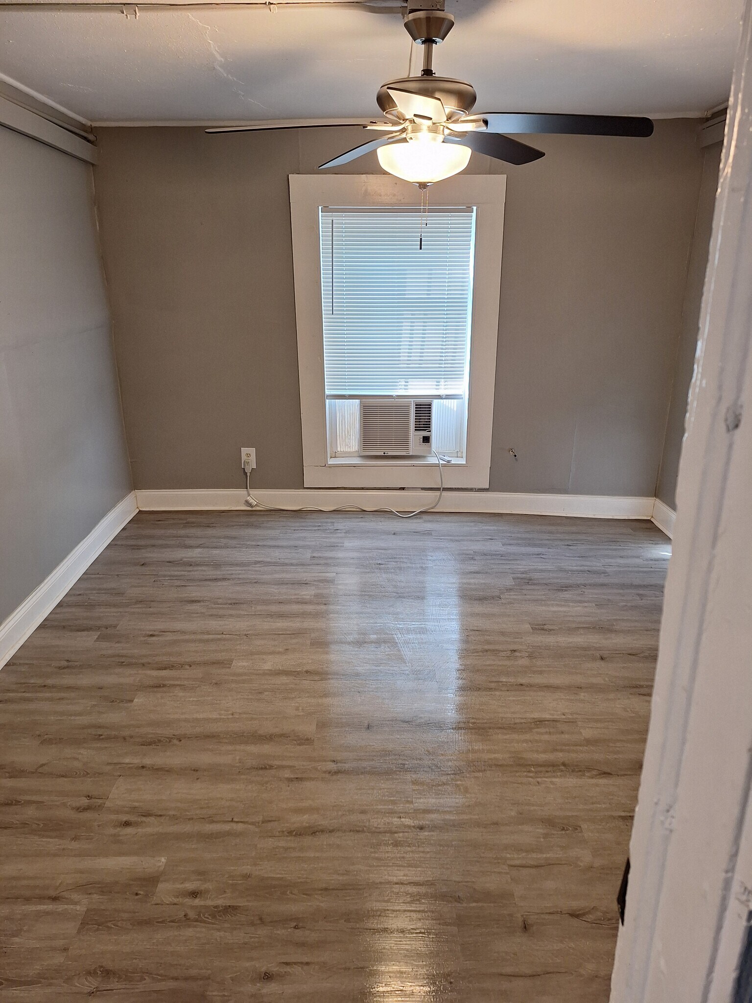 Building Photo - 416 Howell St