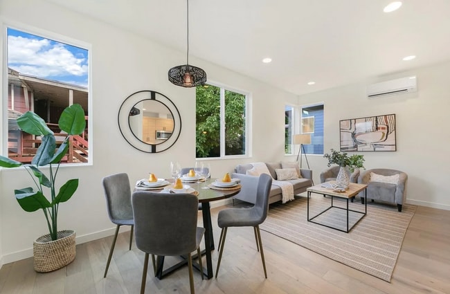 Building Photo - Modern & Tranquil Townhome in Seattle's Central District City Views, Rooftop Deck & Prime Locatio...