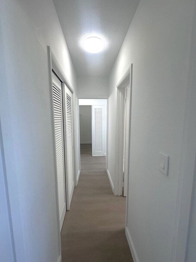 Building Photo - Updated 1 Bedroom 1 Bath Condo - Steps from Fort Lauderdale Beach!