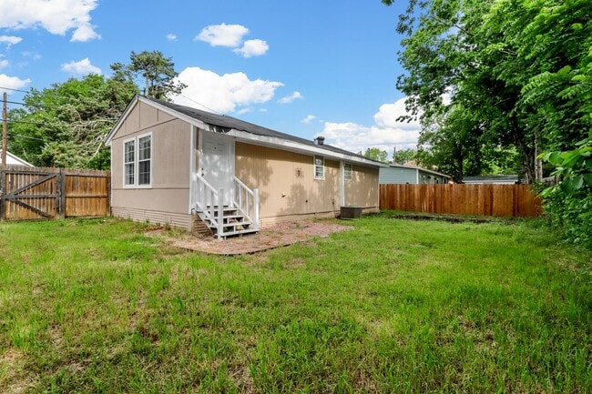 Building Photo - Charming 2 bedroom, 1 bathroom home located near Historic McKinney!!