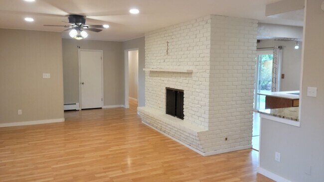 Building Photo - 3 Bed, 3 Bath with Downstairs Kitchenette ...