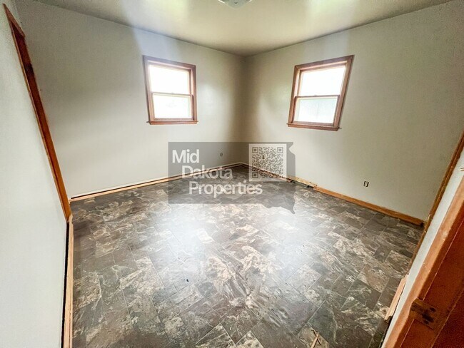 Building Photo - 602 E Ash St