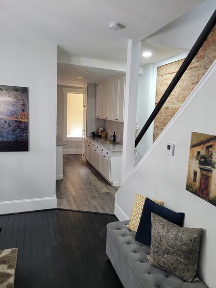 Primary Photo - 927 Oakwood Ave